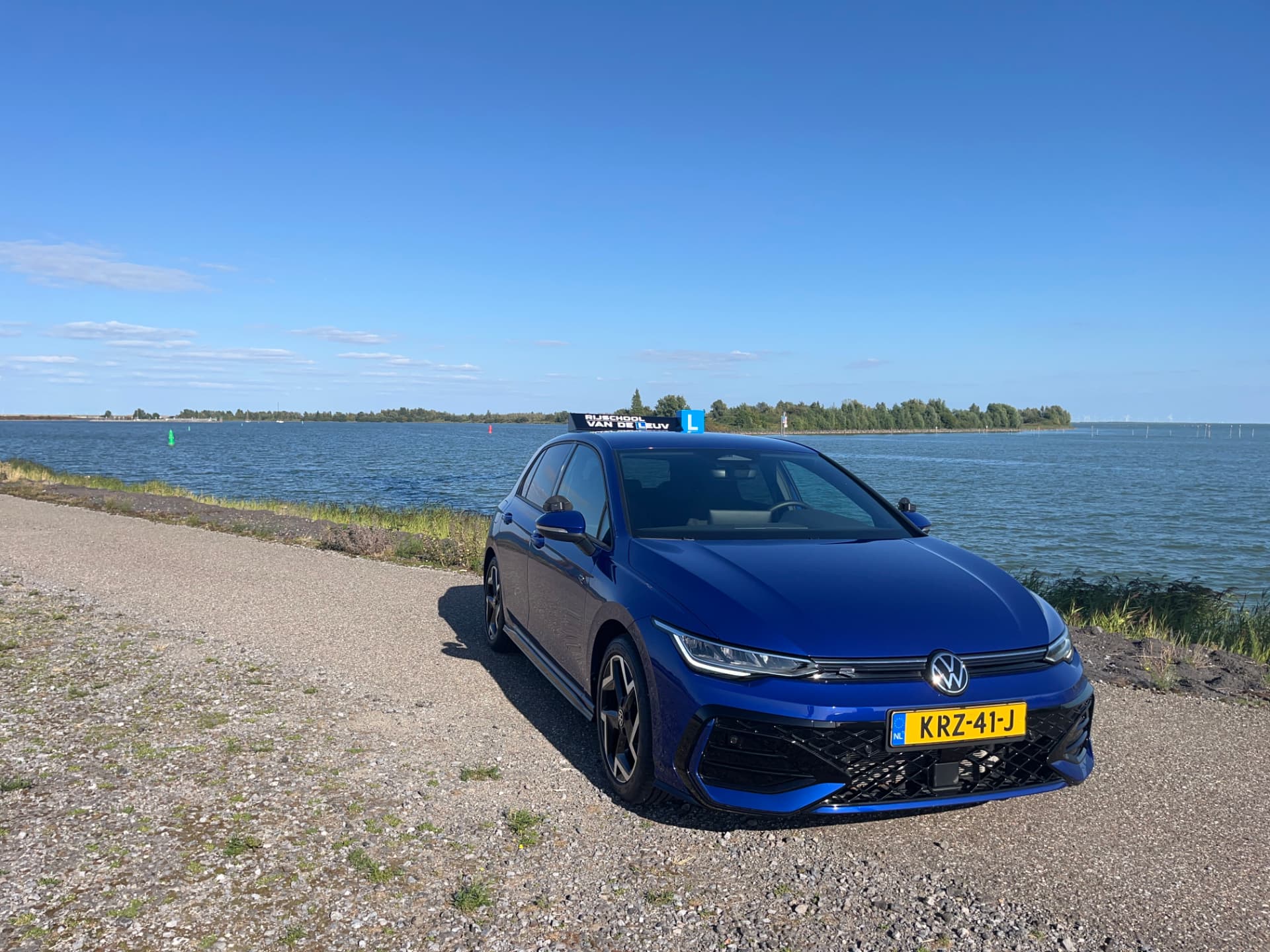 Rijschool Van De Leuv lesauto aan het water in West-Friesland
